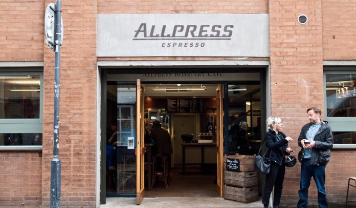 常連でいつも賑わう