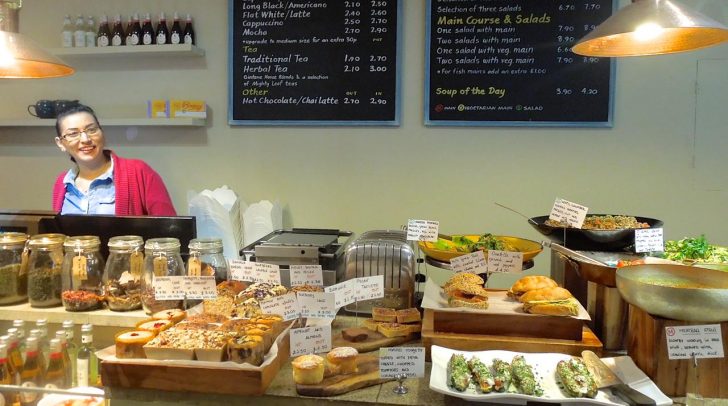 カウンターで魅せるロンドンのトレンディ・カフェの基本を守っている