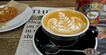 大通り沿いで楽しむクラフト・コーヒー